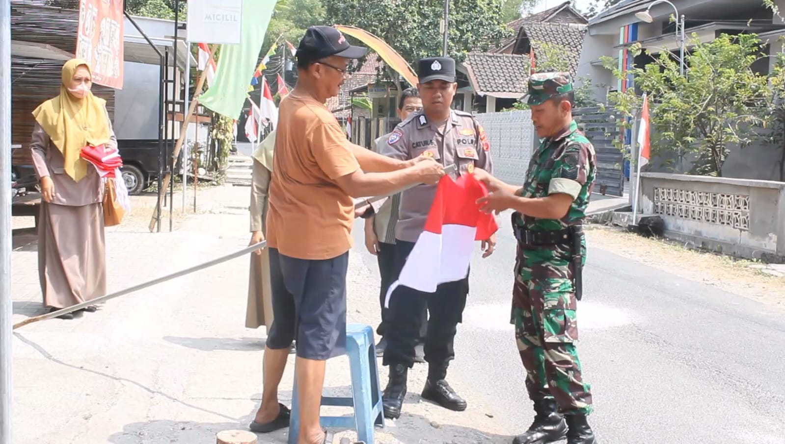 Jelang HUT RI ke-81, Kelurahan Mlangsen Blora Bagikan 9 Bendera Gratis untuk Warga yang Bendera Rusak