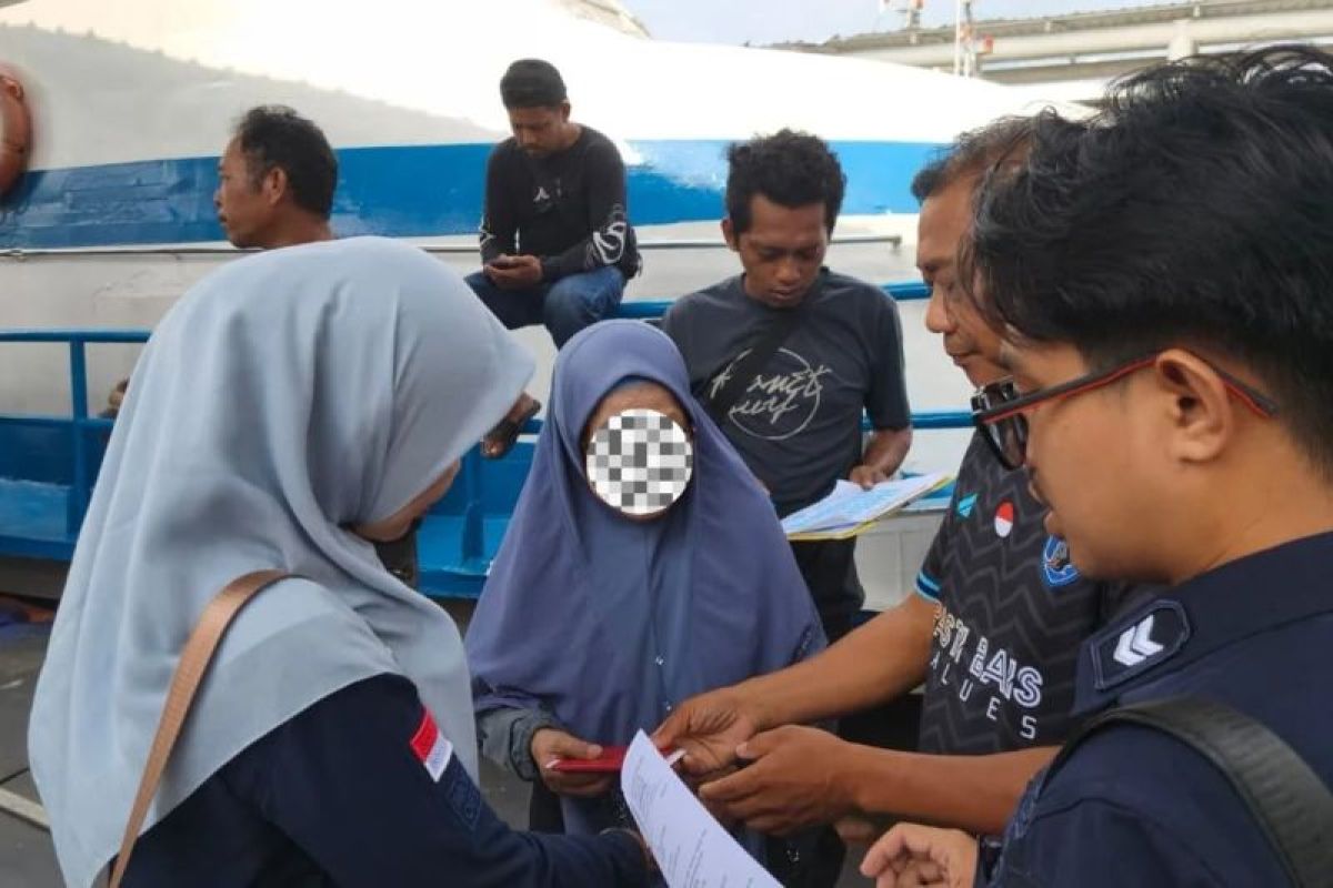 Overstay 101 Hari di Parepare, WN Malaysia Dideportasi ke Tawau Setelah Dikawal 4 Petugas Imigrasi