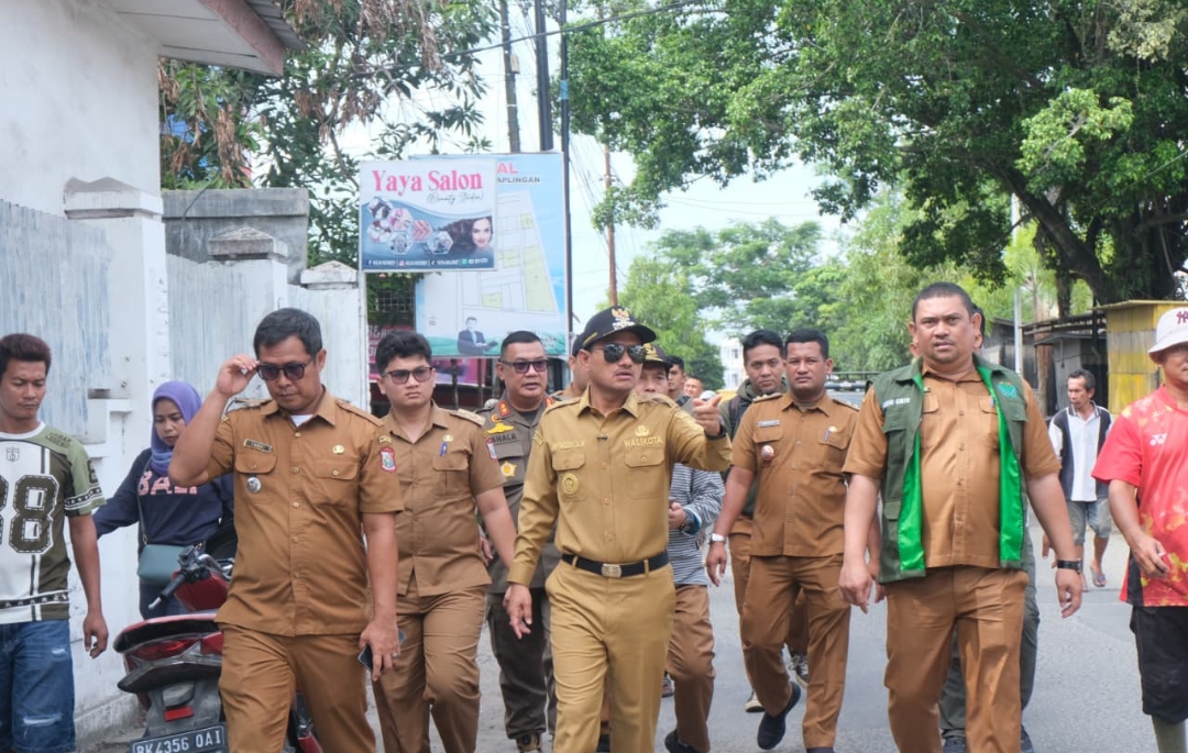 Wali Kota Tanjungbalai Inspeksi Bundaran PLN hingga Jalan Sutomo, Ancam Segel Toko yang Bongkar Muat Sembarangan Jelang HUT RI ke-81