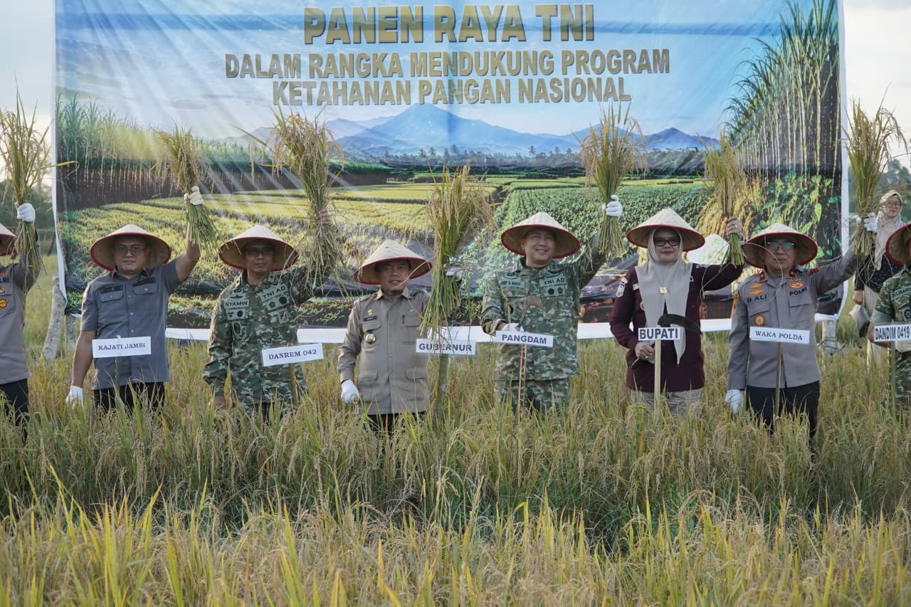 Gubernur Jambi Al Haris Hadiri Panen Raya TNI di Tanjung Jabung Timur, Targetkan Impor Beras Nol pada 2027