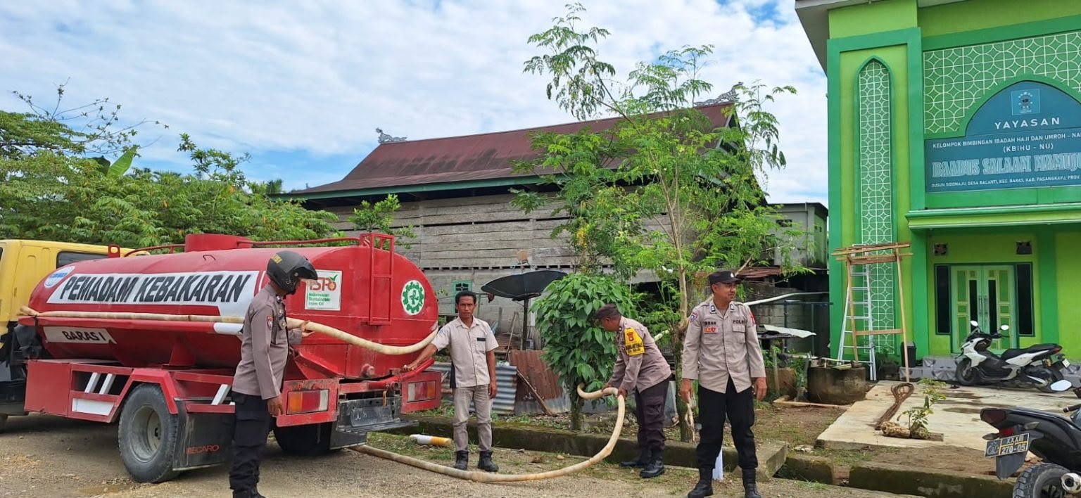 Polsek Baras Salurkan 5.000 Liter Air Bersih ke Warga Pasangkayu Terdampak Kemarau Panjang