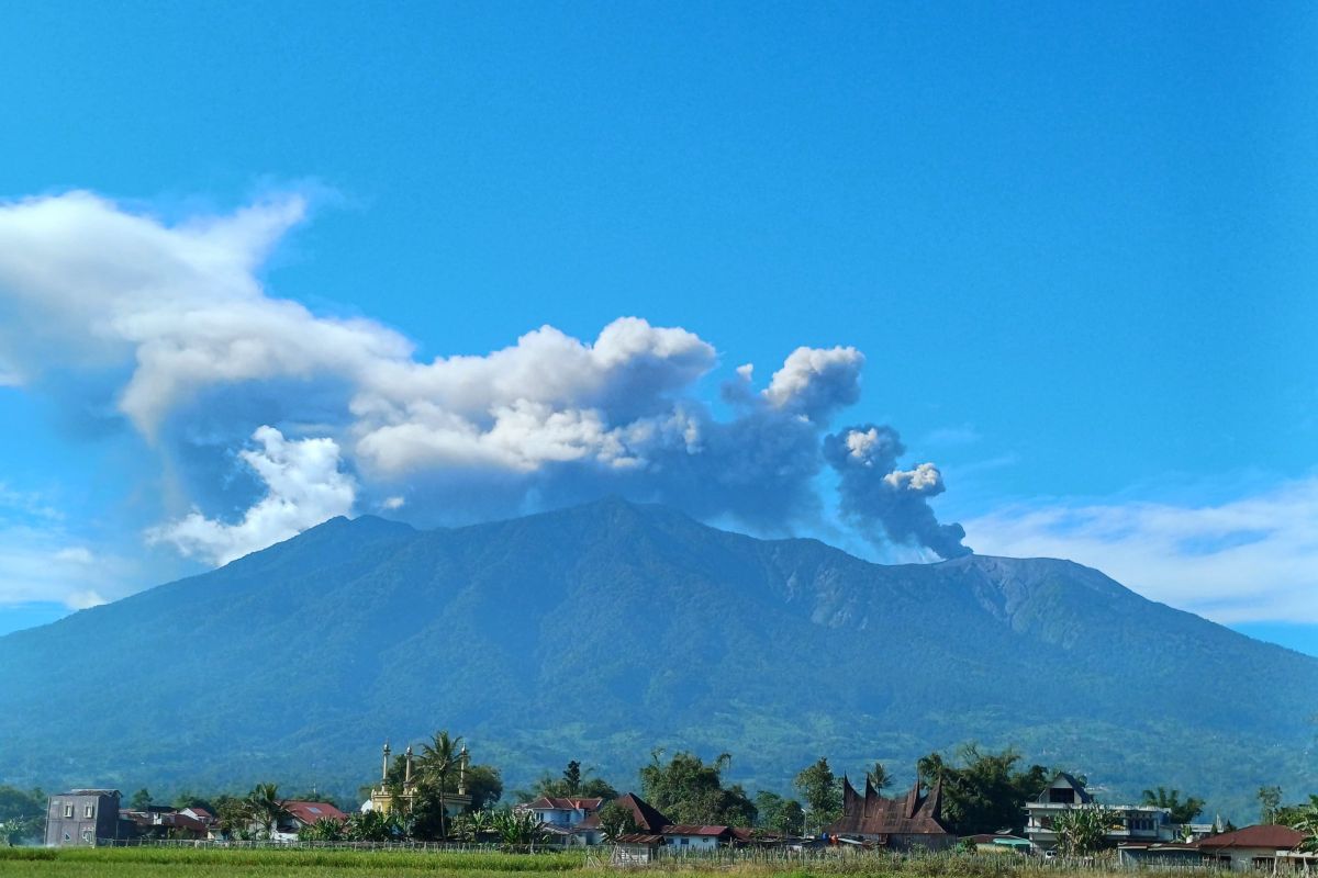 Gunung Marapi Sumbar Erupsi Lagi, Kolom Abu 2.000 Meter, Warga 4 Daerah Diimbau Waspada Lahar Dingin