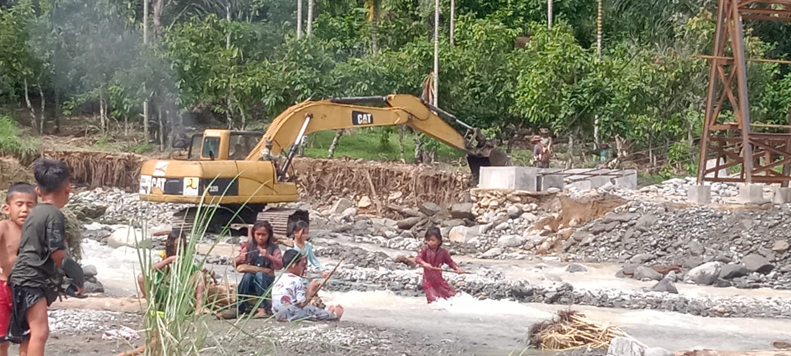 Antisipasi Banjir Musim Penghujan, TNI dan Warga Gotong Royong Keruk Sungai Pantai Timur di Aceh Tenggara