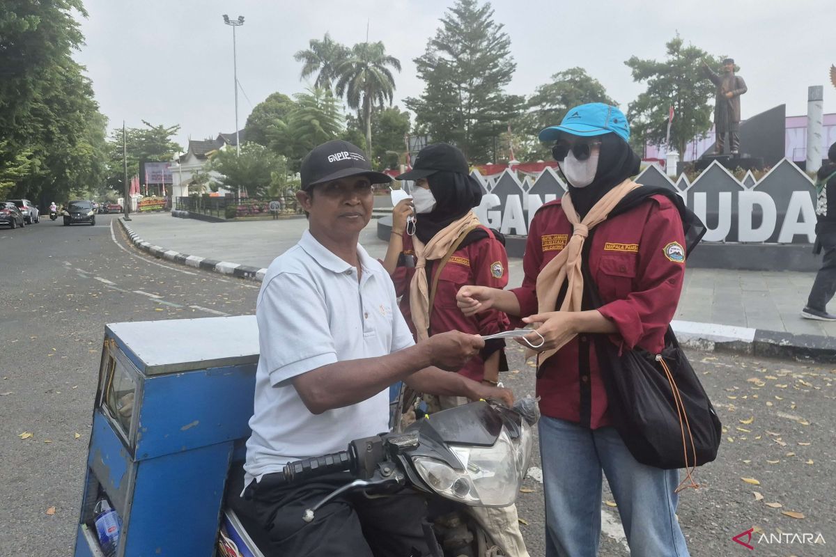 Aktivis Lingkungan di Jambi Bagikan Masker ke Pengendara, Serukan Pencegahan Karhutla ke Pemprov