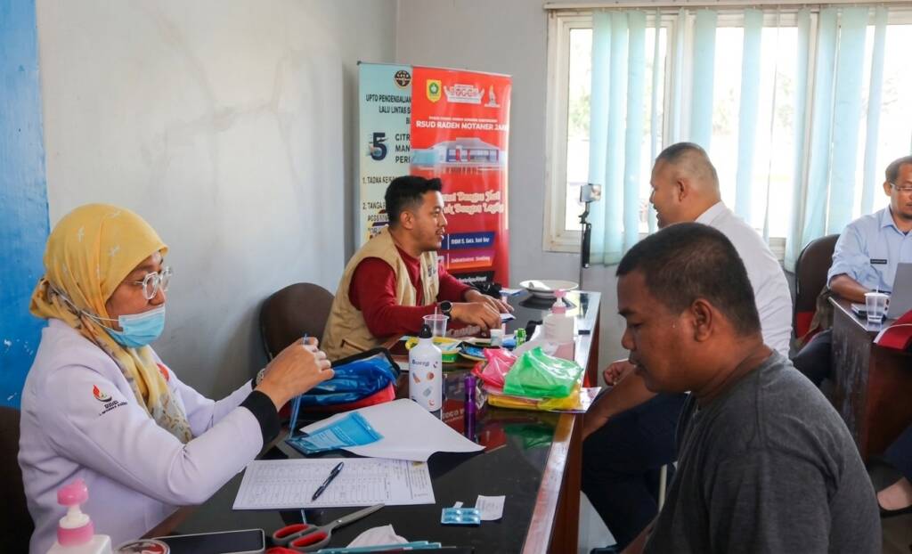 50 Kendaraan Diuji KIR dan 63 Sopir Diperiksa Kesehatannya di Terminal Leuwiliang, Dishub Bogor Bagikan Sembako