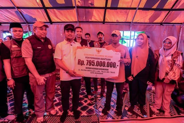 Kebakaran Tallo Hanguskan 58 Rumah, Gubernur Sulsel Andi Sudirman Sulaiman Serahkan Bantuan Rp795 Juta untuk Warga Makassar