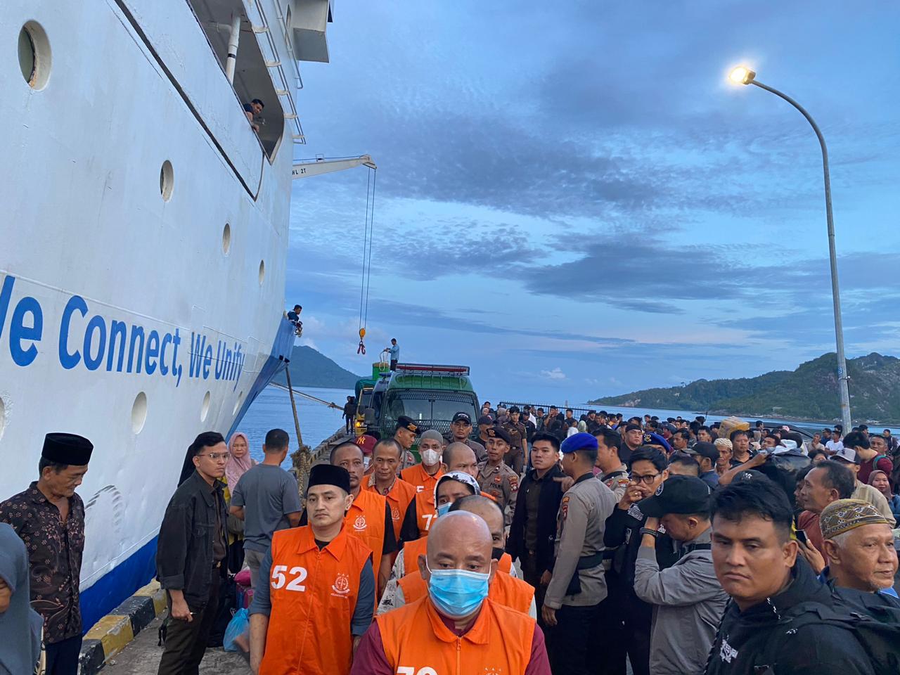 Kejari Natuna Kawal 15 Tahanan 30 Jam Melintasi Laut Natuna, dari Selat Lampa hingga Kijang