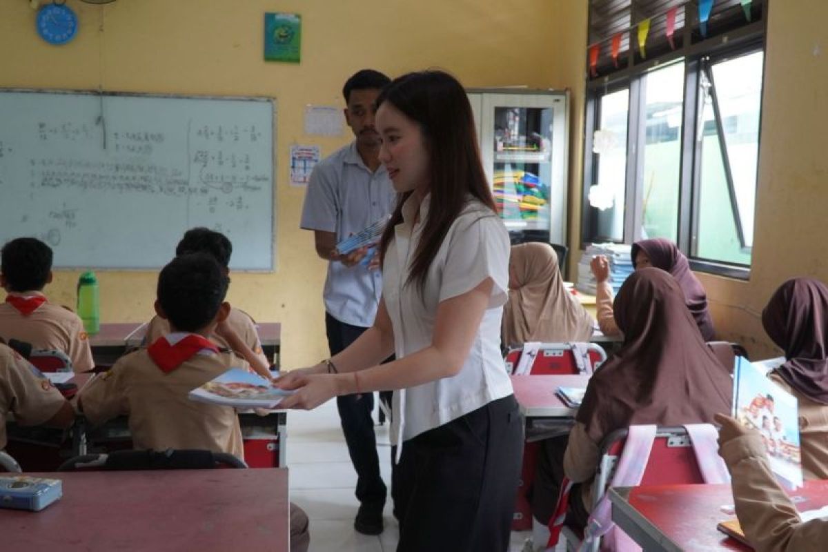 Wakil Ketua DPRD Kota Tangsel Salurkan 5.000 Buku Tulis untuk Pelajar hingga Santri Ponpes