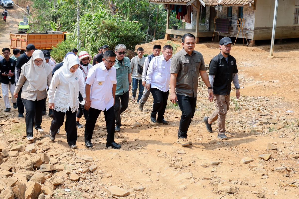 Pemprov Banten Eksekusi Perbaikan Jalan Desa Cijaralang Pandeglang Mulai Oktober 2026, Gubernur Tinjau Langsung Titik Rusak