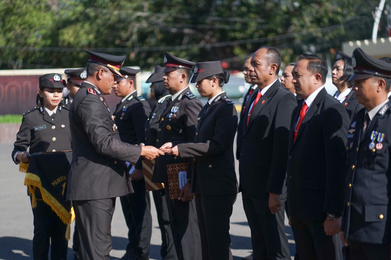 Momentum Hari Bhayangkara ke-80, Kapolresta Kupang Kota Beri Penghargaan ke Puluhan Anggota Berprestasi
