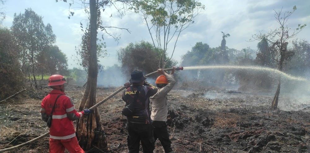 Polres Kubu Raya Tangani Dua Titik Kebakaran Lahan di Rasau Jaya dan Sungai Raya, Warga Diminta Segera Lapor 110