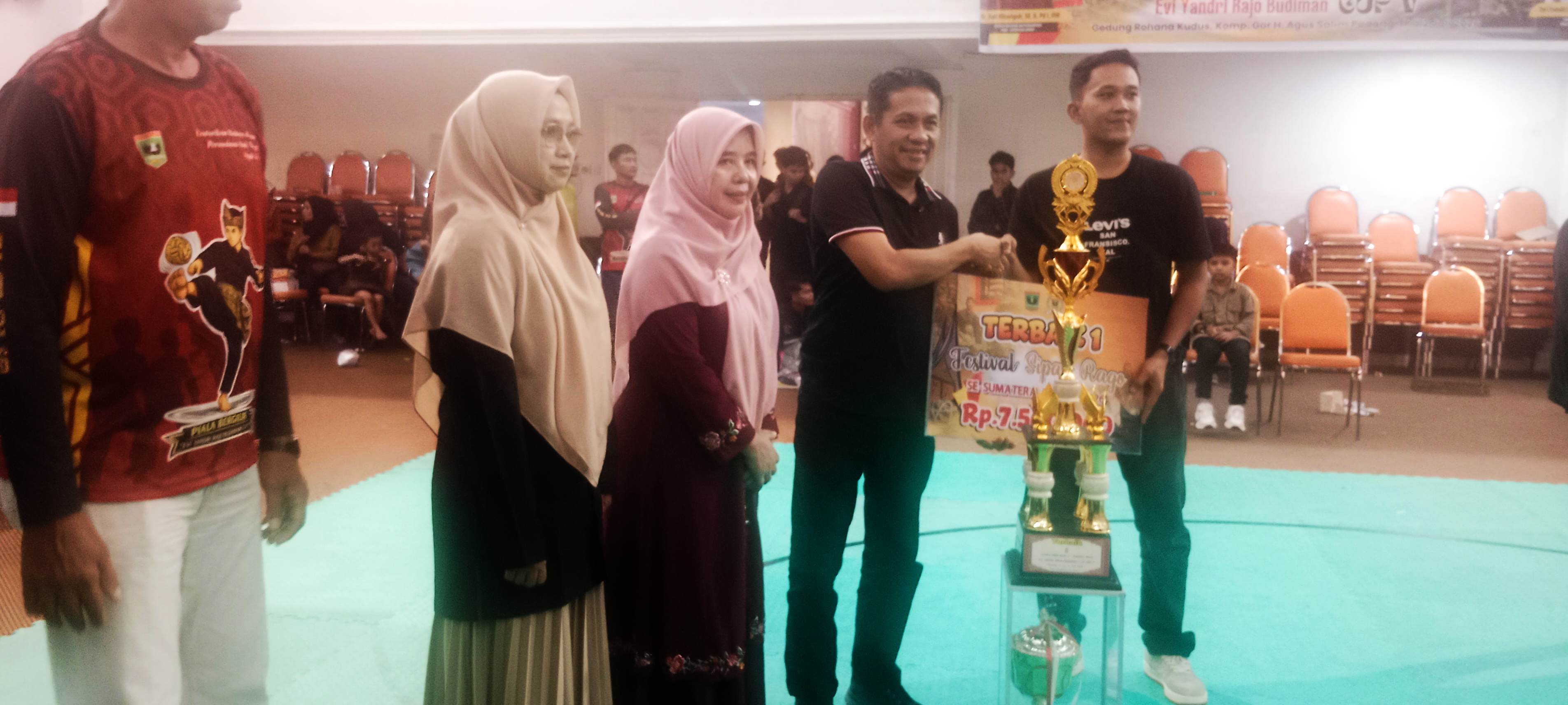 Festival Sipakrago se-Sumbar 2026 Berhadiah Rp29,5 Juta Ditutup, Piala Bergilir ERB Cup Dimenangkan Tim Jeluju