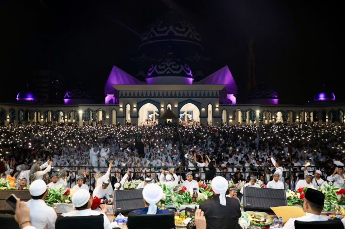 Ribuan Jemaah Padati Masjid Agung Batam untuk Kepri Bersalawat 3, Habib Syech Pimpin Doa untuk Negeri