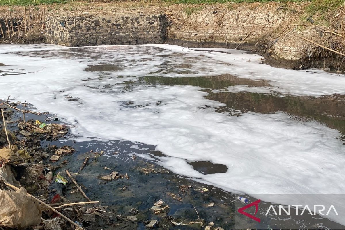 DLH Bandung Barat Terjunkan Tim Pengawas ke Sungai Cihaur Padalarang, Air Berubah Merah dan Berbau Menyengat