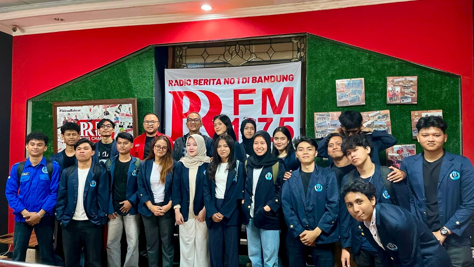Mahasiswa Ilmu Komunikasi Unla Bedah Dapur Redaksi PRFM, Belajar Verifikasi Berita hingga Strategi Konvergensi Media