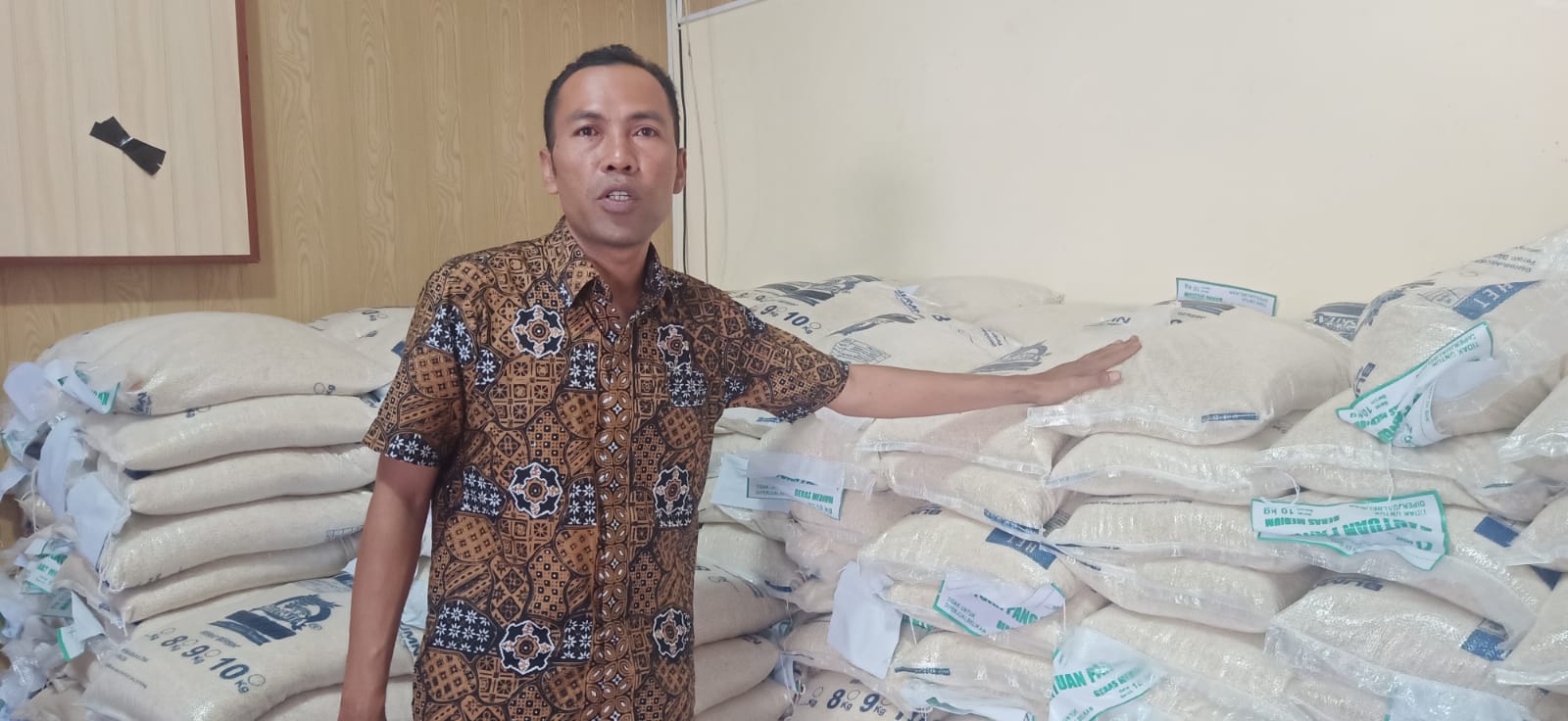 1.343 Keluarga di Lombok Barat Terima Bantuan Beras dan Minyak, Pemdes Sebut Tepat Sasaran Meski Terlambat