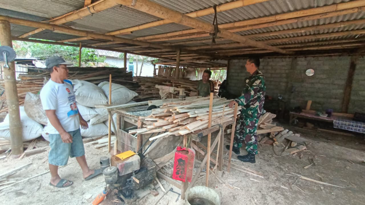 Satgas TMMD Kodim Salatiga Sambangi Pengrajin Besek di Dusun Gomyong, Usaha Bambu Ini Topang Ekonomi Keluarga