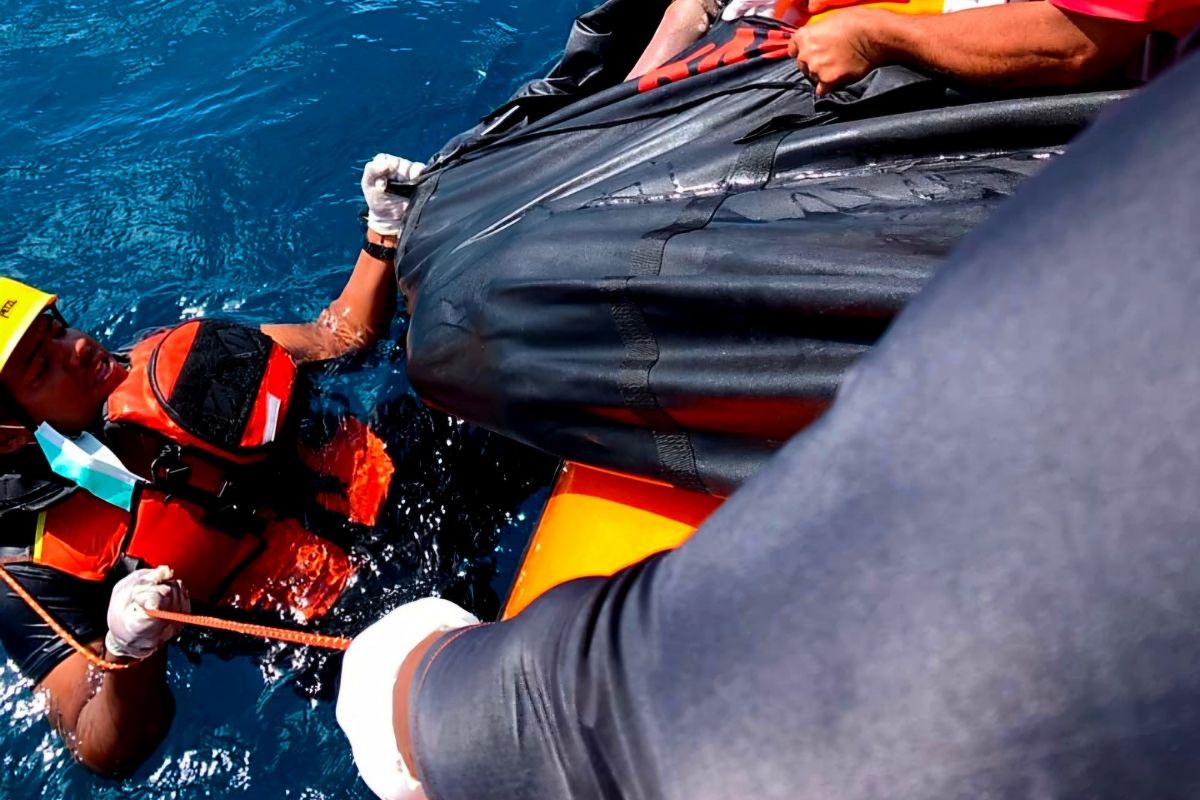 Tim SAR Natuna Evakuasi Jasad ABK KM Ocean Three, Satu Awak Kapal Masih Hilang di Perairan Pian