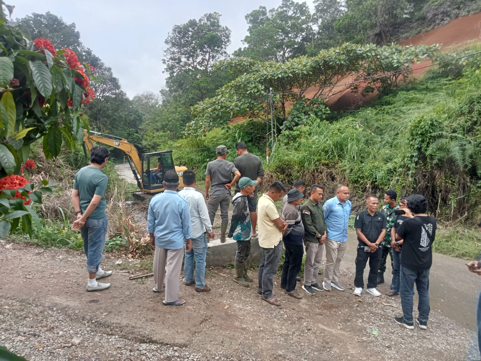 H. Rusli Habiskan Rp 100 Juta Perbaiki Jalan Rusak di Nagari Supayang, Sekaligus Bangun Masjid untuk Diserahkan ke Pemerintah Nagari