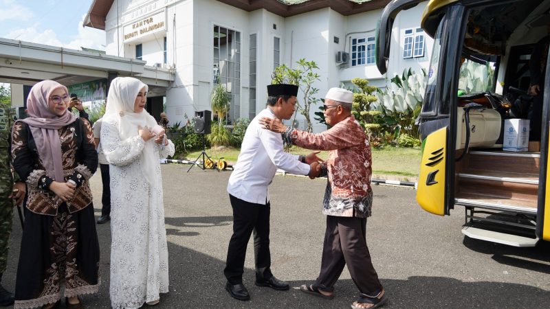 Bupati Balangan Sambut Kepulangan Ratusan Jemaah Haji, Imbau Jaga Kesehatan 21 Hari ke Depan