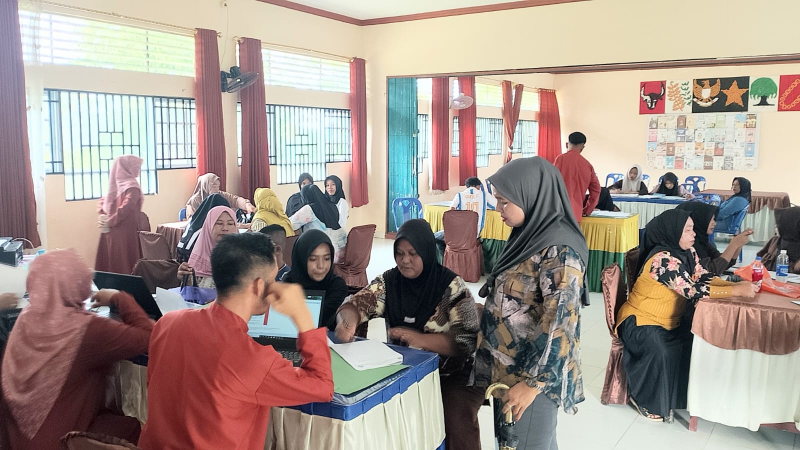 Posko PPDB SMAN 1 Bakung Serumpun di Lingga Dipadati Orang Tua, Petugas Bantu Verifikasi Hingga 14 Juni 2026