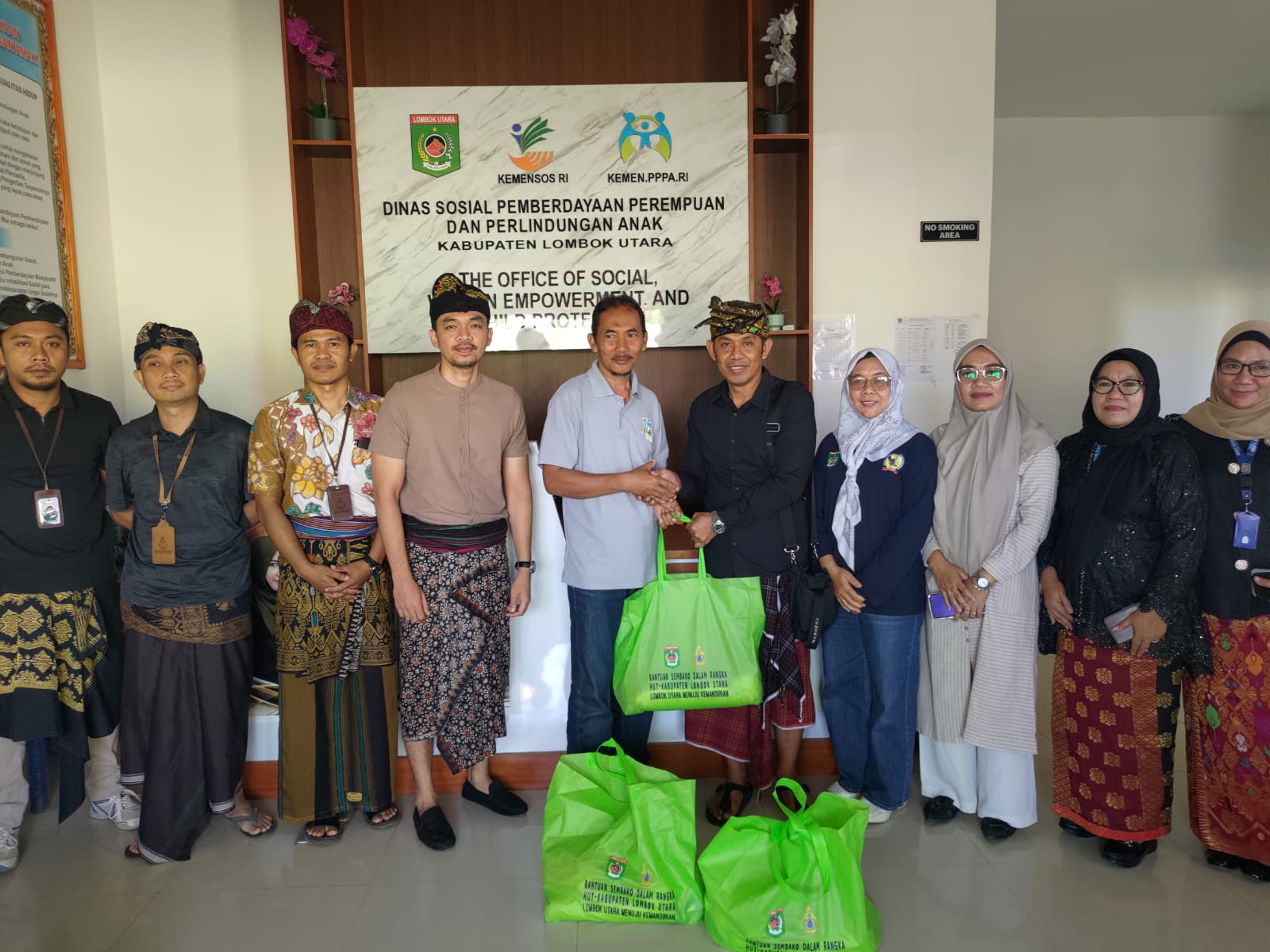 PDAM Amerta Dayan Gunung Salurkan 100 Paket Sembako untuk Warga Miskin Lombok Utara Jelang HUT ke-18