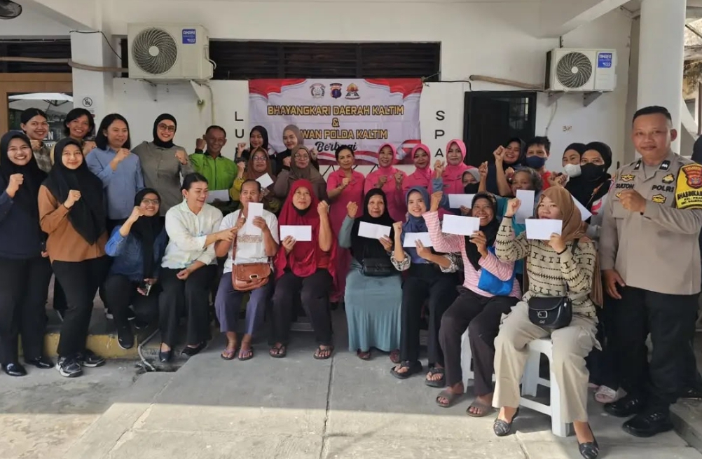 Polwan Ditintelkam Polda Kaltim dan Bhayangkari Bagikan Puluhan Paket Bansos untuk Warga Balikpapan