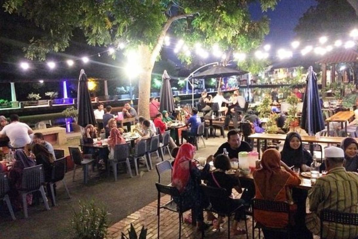 Menikmati Malam di Palembang: 10 Rekomendasi Kuliner dari Nostalgia hingga Legenda