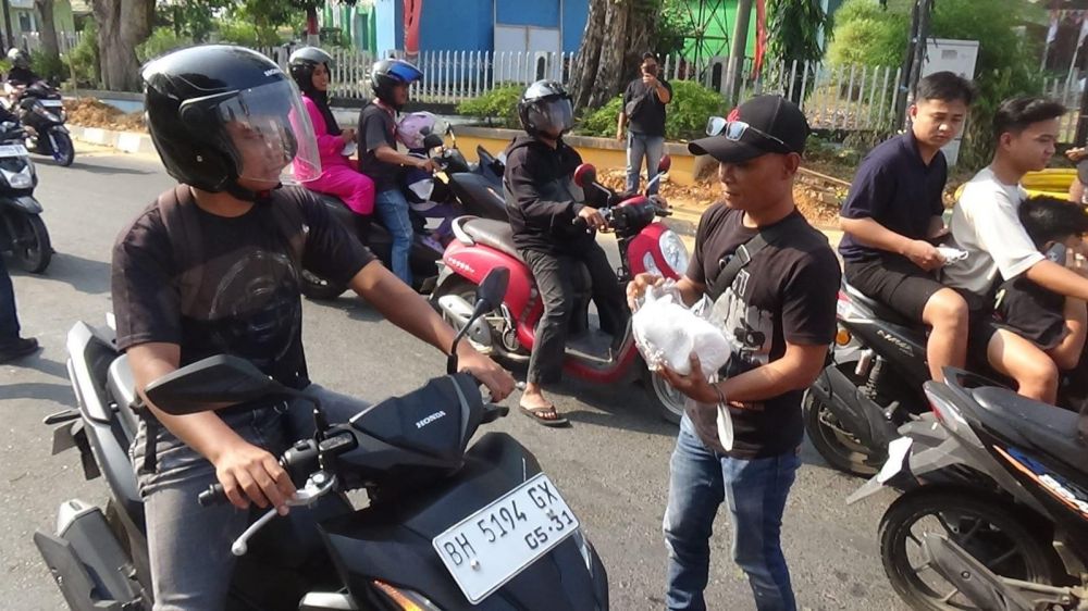 Kualitas Udara Jambi Memburuk Akibat Karhutla, IJTI dan Adya Group Bagikan Ribuan Masker Gratis ke Pengguna Jalan