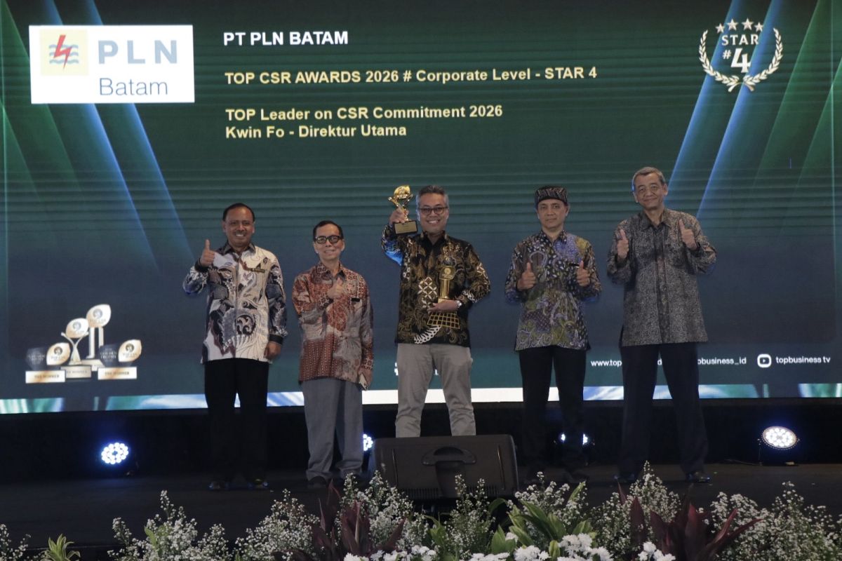 PLN Batam Raih TOP CSR Awards 2026 Bintang 4, Dirut Kwin Fo Terima Penghargaan Komitmen Pemimpin
