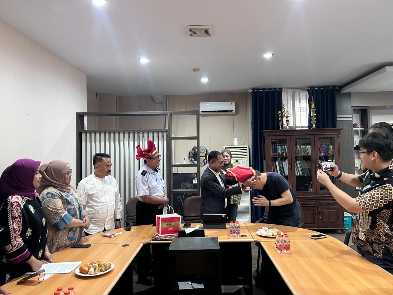 Peneliti Taiwan Fabio Yuchung Lee Telusuri Jejak Pelaut Bugis-Makassar di Arsip Pemprov Sulsel, Atlas Jaringan Pelayaran Bakal Diserahkan