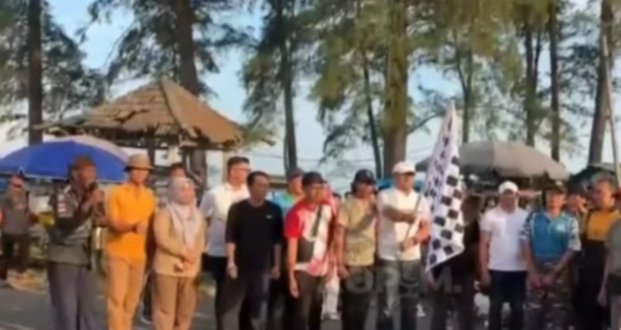 Peringati Hari Laut Sedunia, Sekda Bengkulu Selatan Ajak Ratusan Warga Jaga Kebersihan Pantai Pasar Bawah