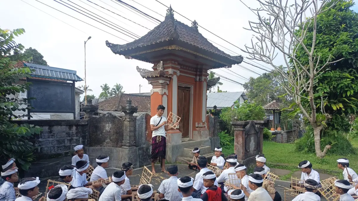 Penyuluh Agama Hindu Gianyar Latih Anak-Anak di Banjar Apuh Sebatu Lewat Tradisi dan Budaya, Bentengi Generasi Muda dari Degradasi Moral