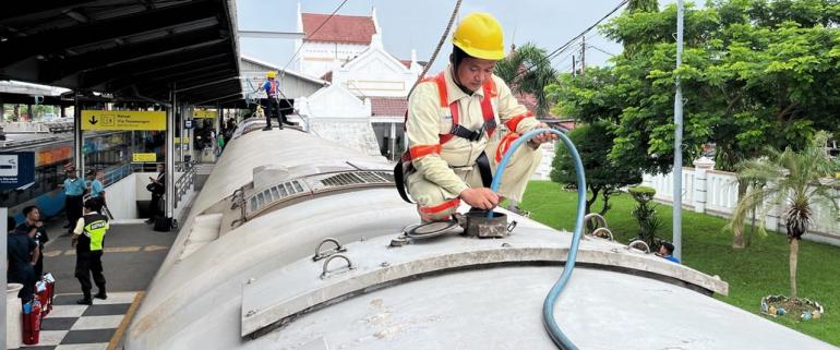 KAI Daop 3 Cirebon Siagakan 54 Petugas dan 240.000 Liter Air per Hari untuk 120 Perjalanan Kereta Api