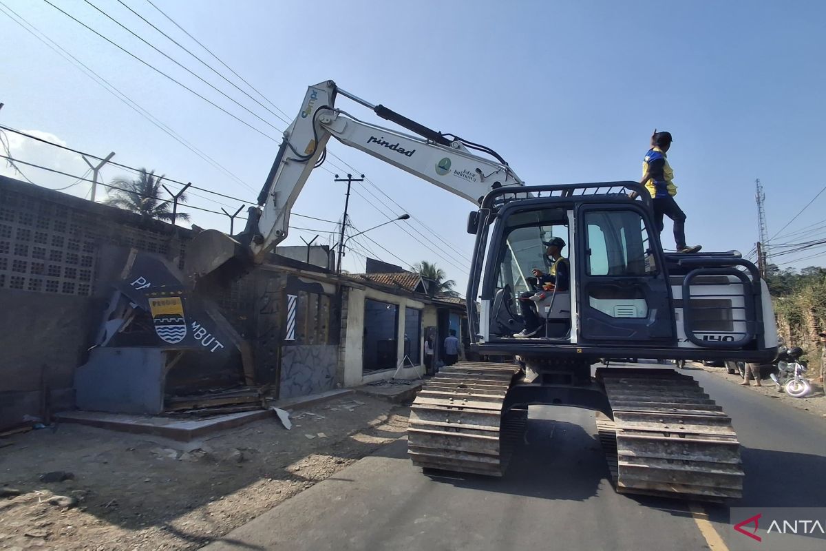 Pemprov Jabar Tertibkan 16 Bangunan di Ruang Milik Jalan Padalarang, 14 Kios dan 2 Rumah Dibongkar