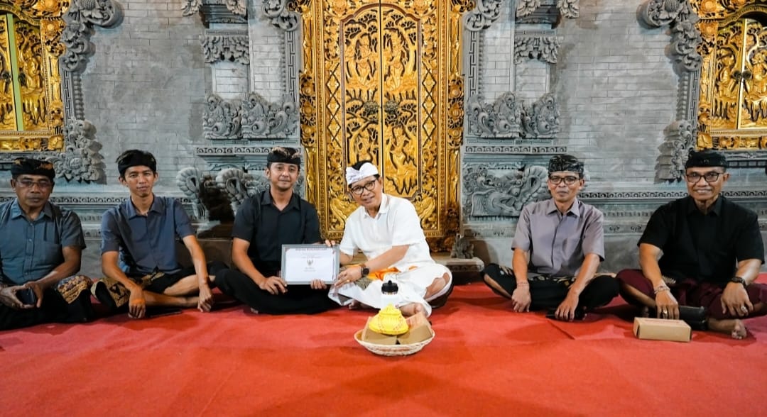 Bupati Badung Serahkan Penghargaan dan Rp 10 Juta ke Ahli Waris di Sading yang Tertib Urus Akta Kematian