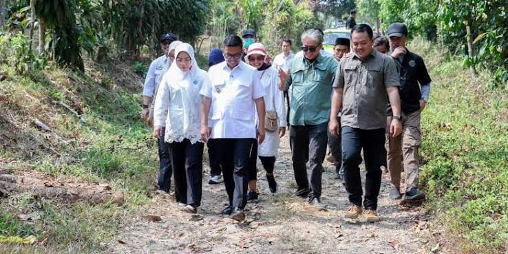 Gubernur Banten Andra Soni Janjikan Perbaikan Jalan Kampung Buluh Cijaralang Pandeglang Mulai Oktober 2026