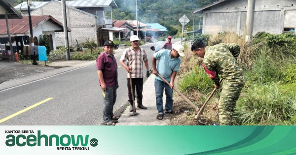 Babinsa Koramil 08/Silih Nara dan Warga Aceh Tengah Gelar Gotong Royong, Perkuat Kemanunggalan TNI-Rakyat