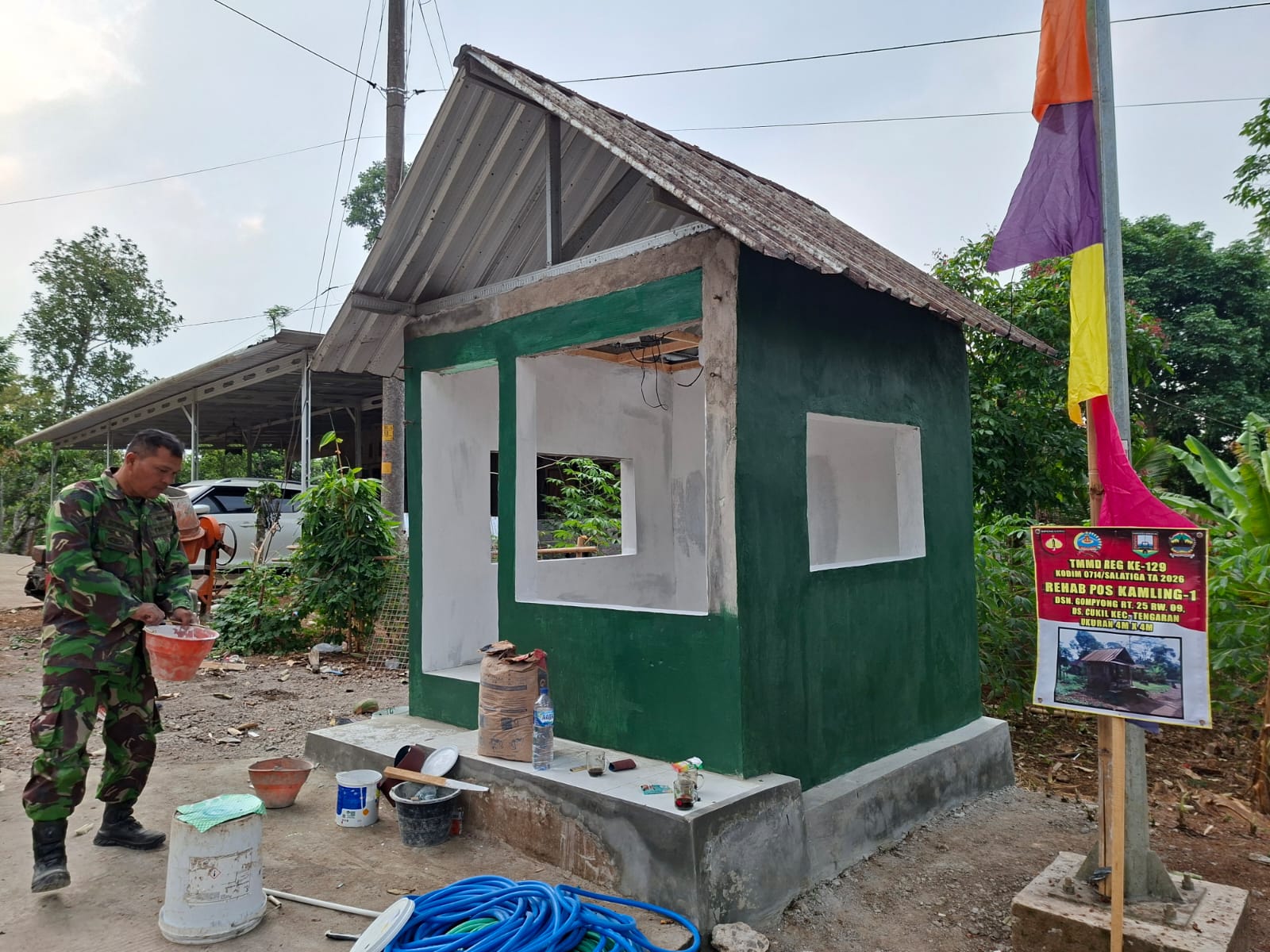 TMMD Reguler Ke-129 Kodim Salatiga Rampungkan Pos Kamling di Desa Cukil, Warga Gotong Royong Percepat Pengecatan