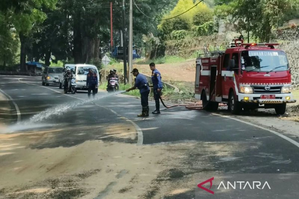 Jalur Cianjur-Bogor Kembali Normal Usai Kecelakaan Beruntun 4 Kendaraan, Petugas Bersihkan Tumpahan Solar Sepanjang 500 Meter