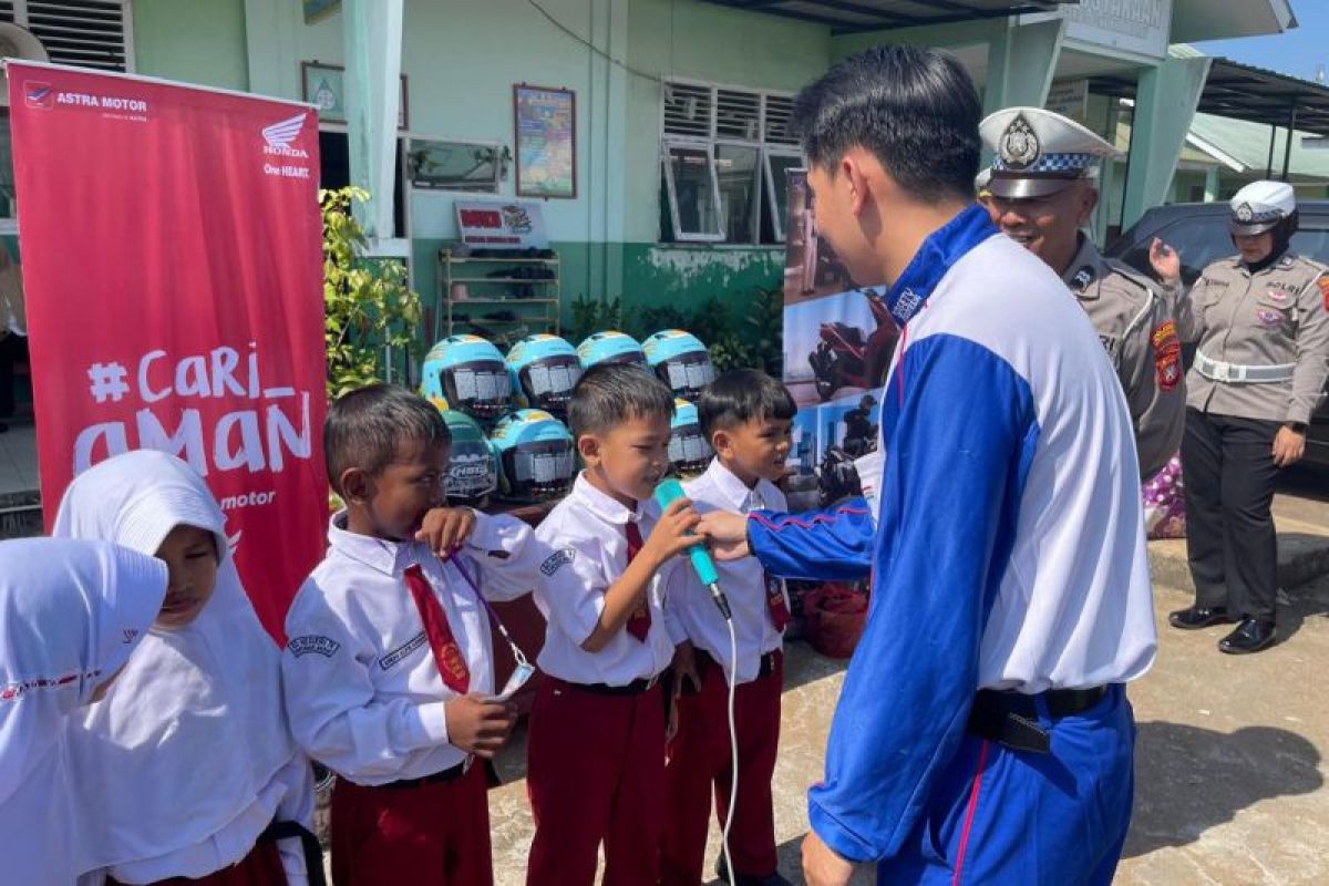 Satlantas Polresta Pontianak dan Astra Motor Kalbar Kenalkan Keselamatan Berlalu Lintas ke Siswa SD Negeri 74