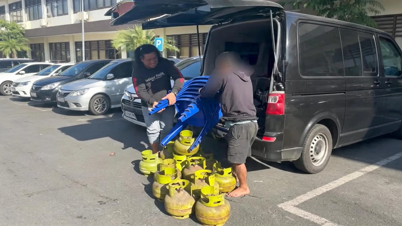 Tim Resmob Polres Bitung Ringkus AS di Warung Kuliner Girian, 15 Tabung Gas dan 7 Kursi Plastik Jadi Barang Bukti