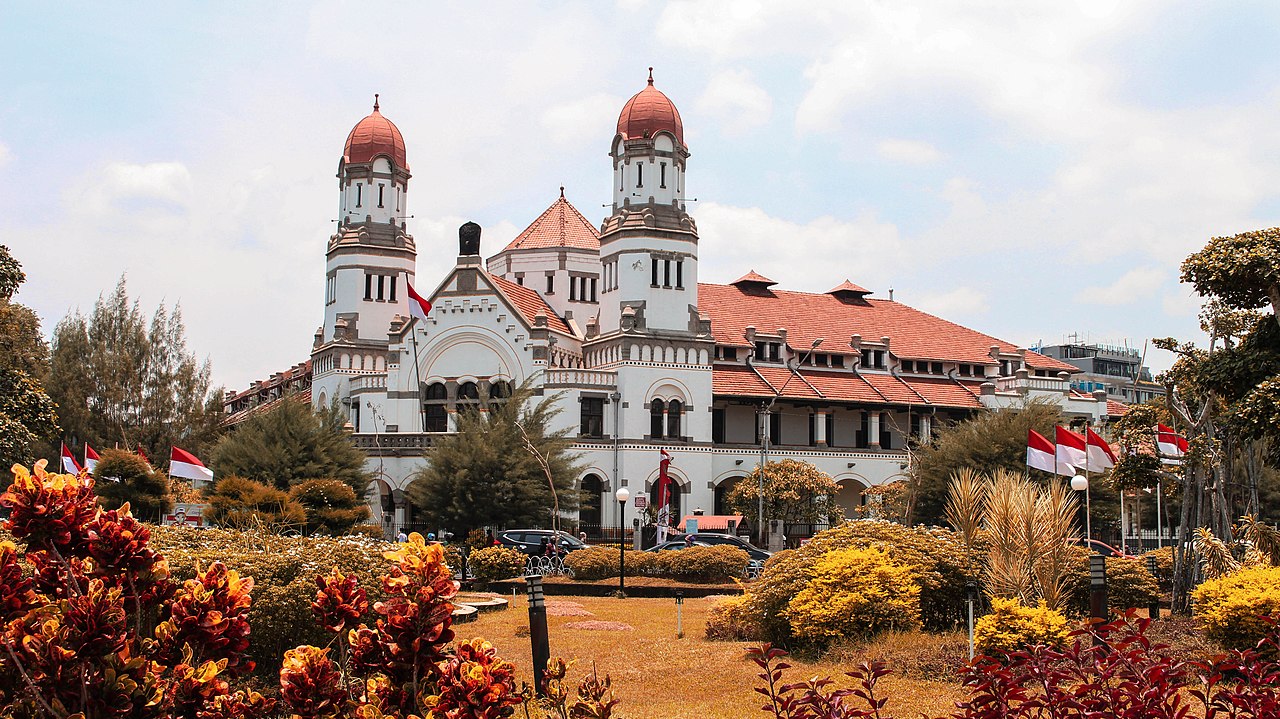 3 Destinasi Wisata Sejarah Ikonik di Semarang: Lawang Sewu, Kota Lama, dan Sam Poo Kong