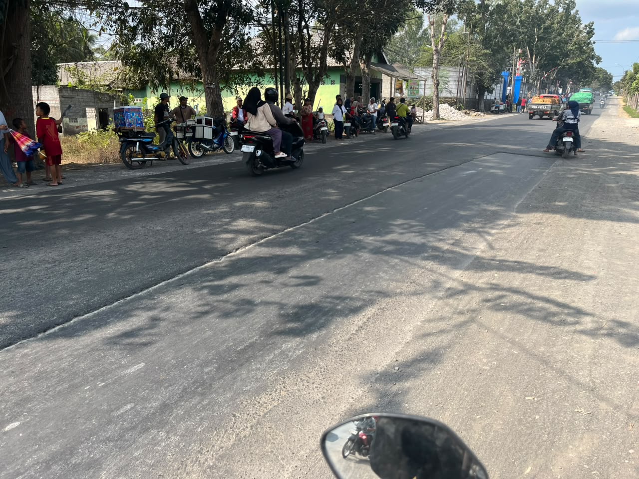 Lubang Jalan di Sikur Didiamkan Sebulan Lebih, Mahasiswi Khawatir Picu Kecelakaan di Jalur Utama Lombok Timur-Mataram