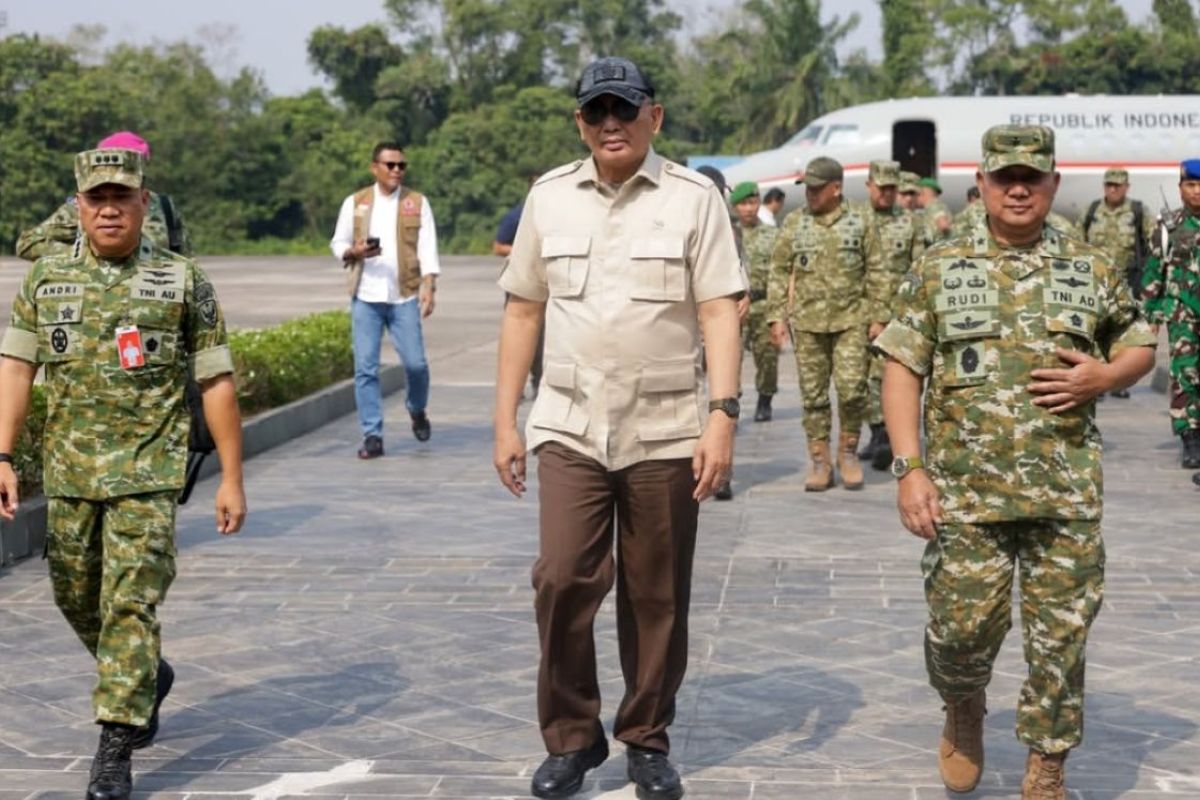Menhan Sjafrie Minta Sinergi TNI-Polri dan Pemda Diperkuat untuk Tangani Karhutla di Enam Provinsi Rawan