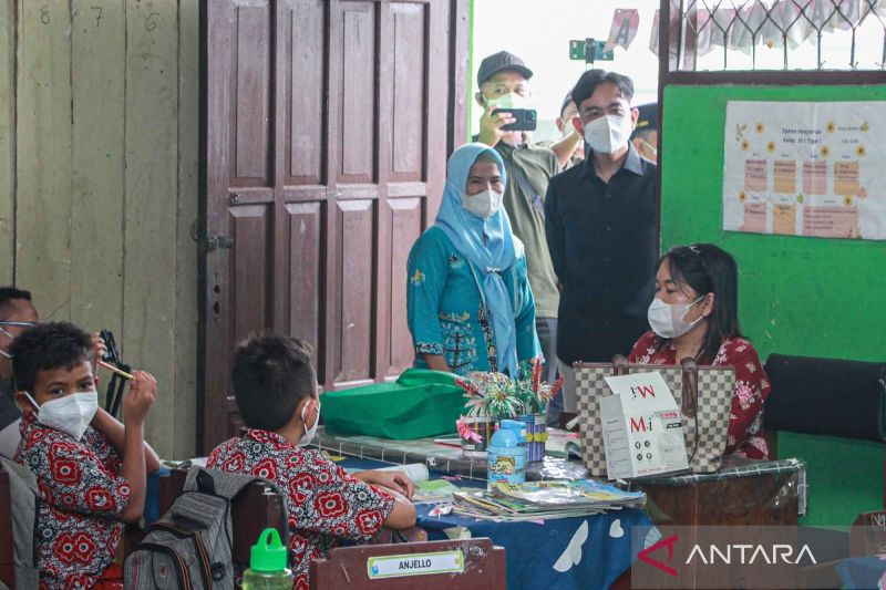 Wapres Gibran Tinjau 2 Sekolah di Kalteng dan Kalsel, Minta Jam Belajar Disesuaikan saat Kabut Asap Karhutla