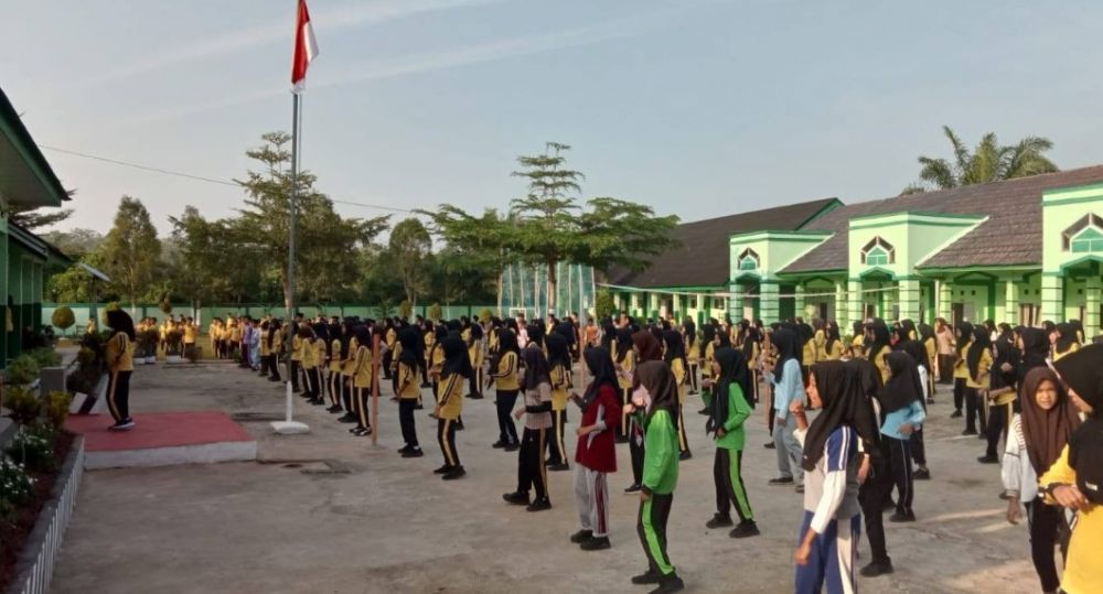 MTsN 7 Bungo Gelar Senam Anak Indonesia Hebat, Guru: Bentuk Disiplin dan Energi Positif Siswa