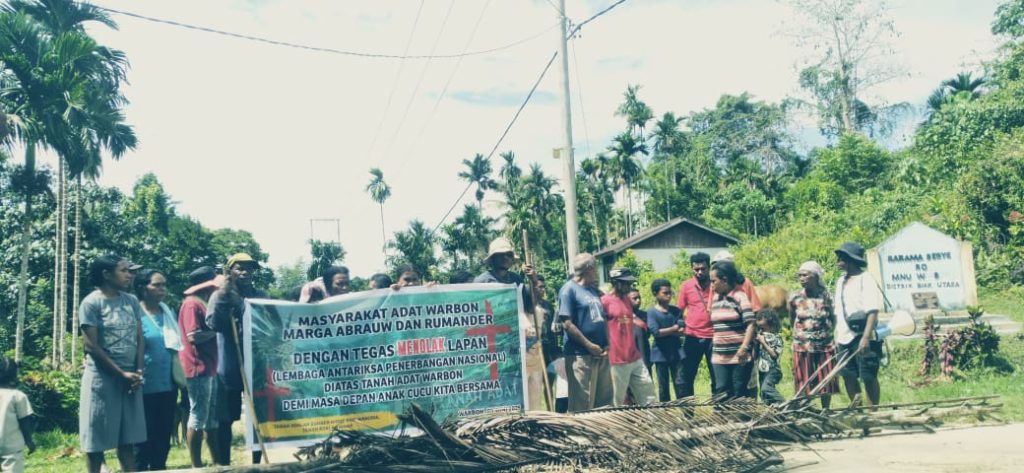 Masyarakat Adat Warbon Palang Akses Kampung, Tolak MoU Bandar Antariksa BRIN di Biak
