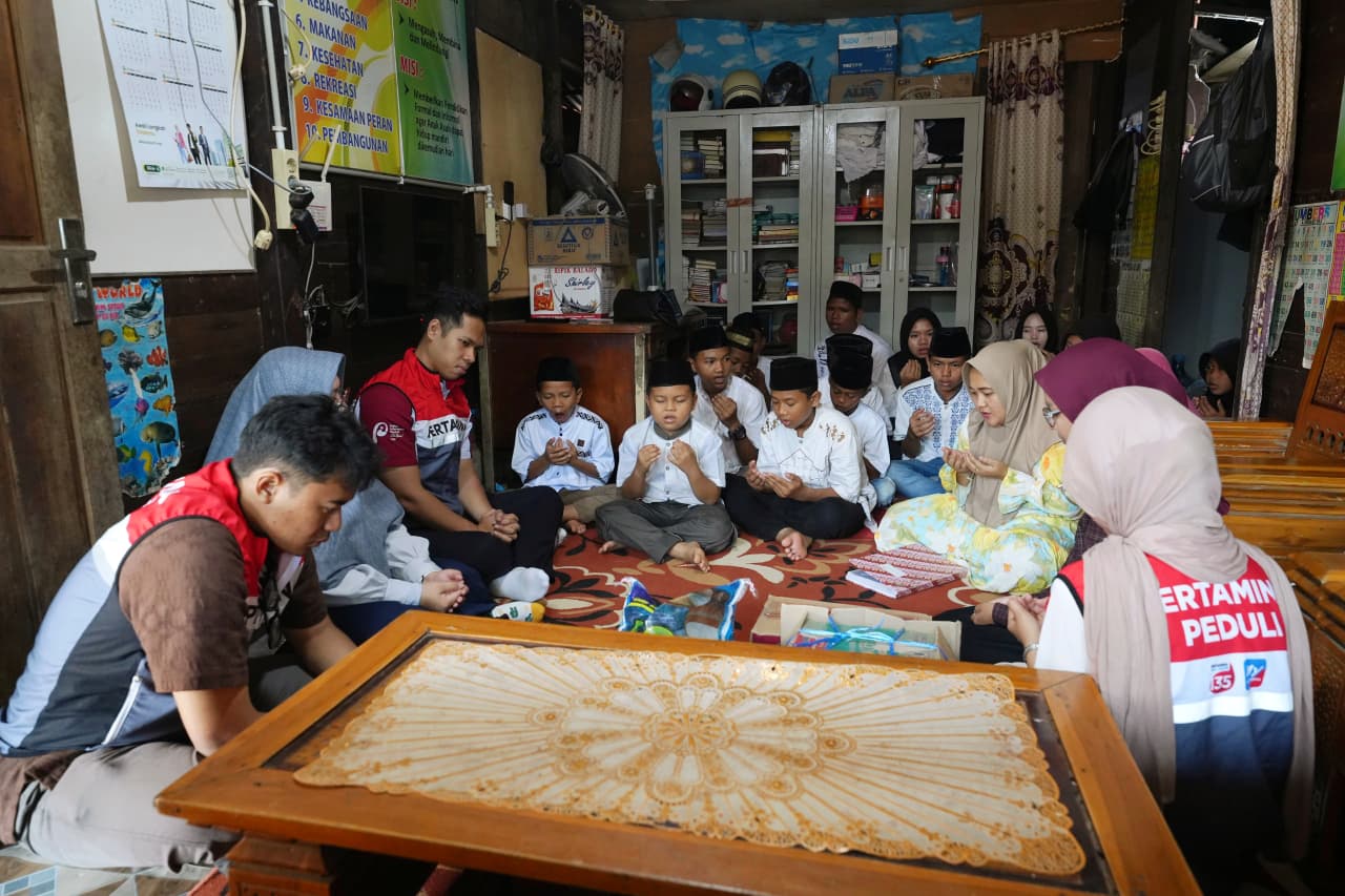 Pertamina Patra Niaga Sumbagsel Ajak 19 Anak Panti Asuhan di Palembang Belanja dan Makan Malam Bersama