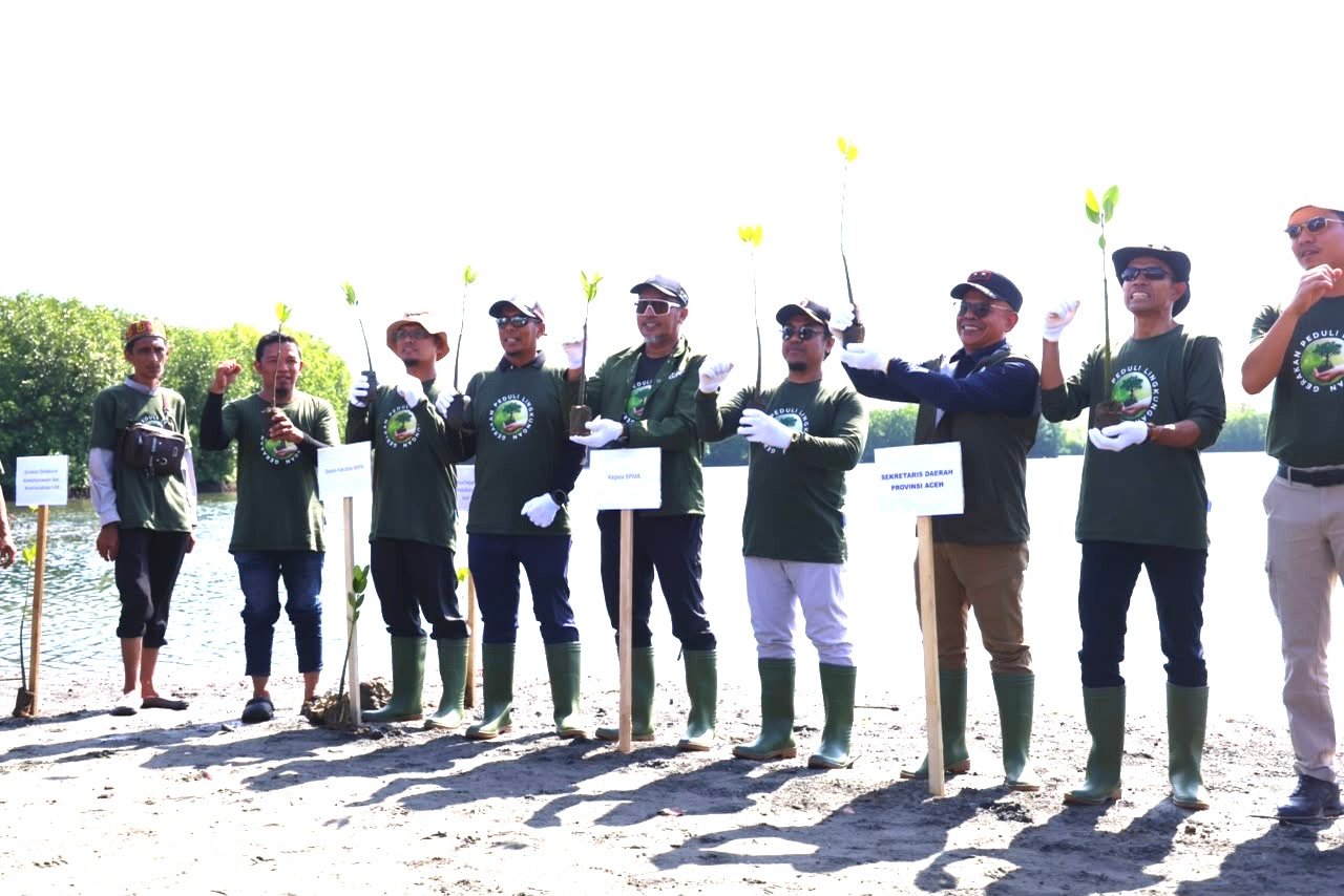 BPMA dan Medco E&P Malaka Tanam 1.000 Bibit Mangrove di Pesisir Banda Aceh, 300 Peserta Ikut Aksi Bersih Pantai